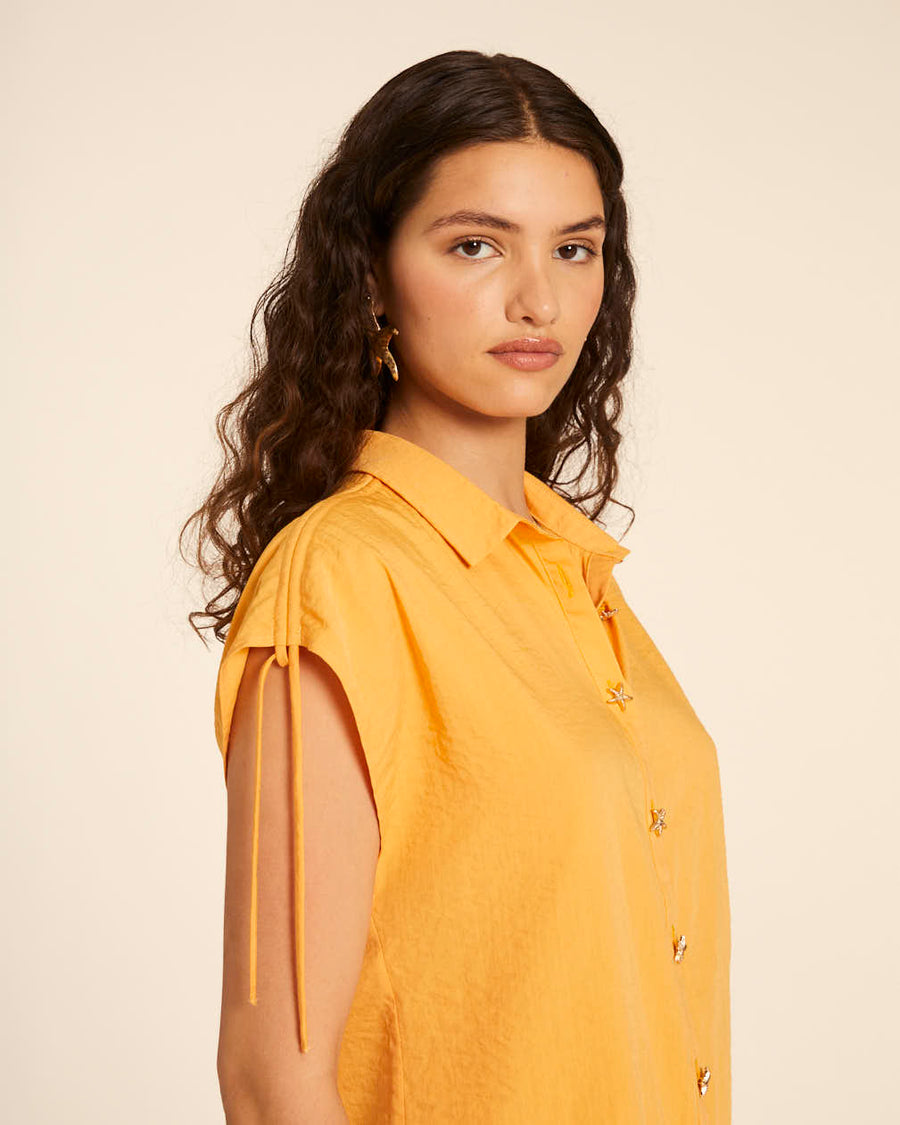 CAMISA CON ESTRELLAS AMARILLO