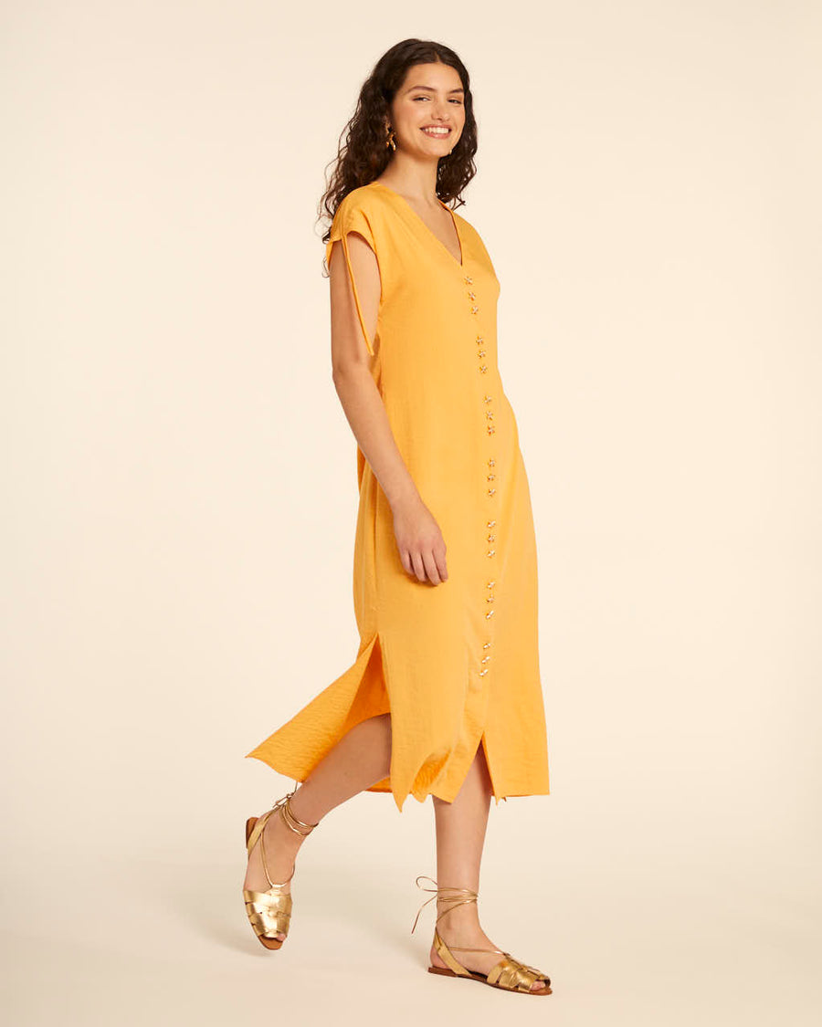 VESTIDO MIDI CON FRUNCIDO AMARILLO