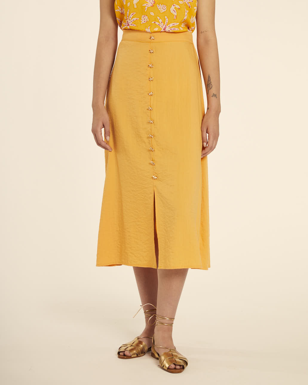 FALDA MIDI ABOTONADA AMARILLO