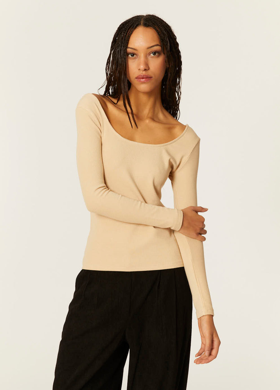 TOP BEIGE A COSTE CON SCOLLO A U